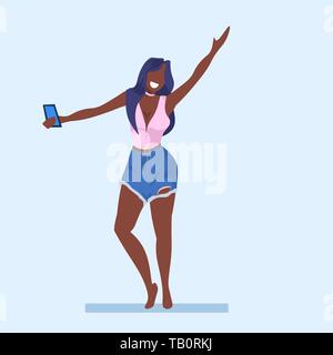 Femme en tenant l'appareil photo de votre smartphone photo selfies sur young African American girl raising hand personnage féminin posant télévision pleine longueur Illustration de Vecteur