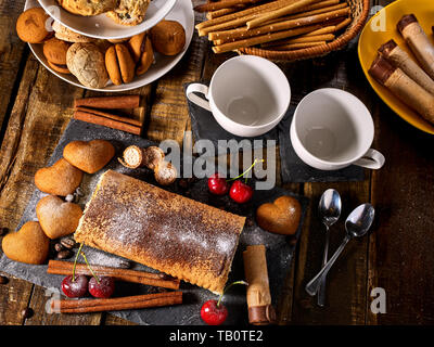 Biscuits, gâteaux roulés sur niveau cake stand avec Cherry Banque D'Images