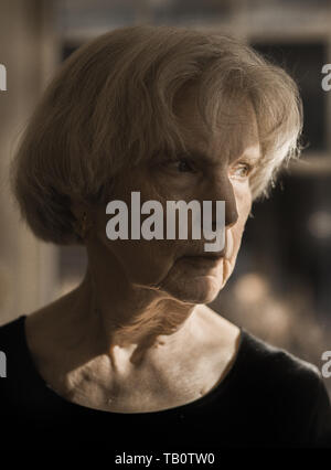 Senior woman portrait à son domicile Banque D'Images