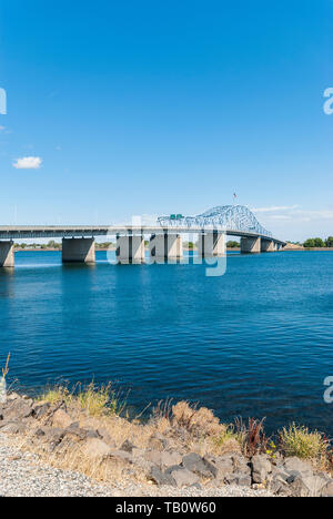 Une vue sur le pont bleu à Kennewick, Washington. Banque D'Images