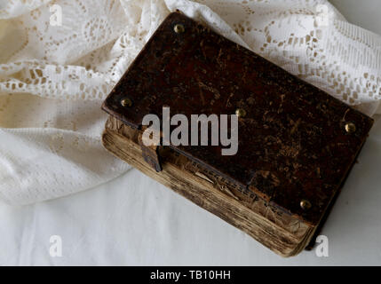 Ancienne de cantiques finlandais avec décoration en métal et de brisures de capture. Hymnal est à partir de l'Années 1840 et allongé sur une table. Banque D'Images