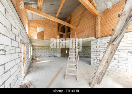 Chambre combiné de poutre de bois de sciage et de briques. Le premier étage de la maison. La révision et la reconstruction. Maison ou appartement est en construction Banque D'Images