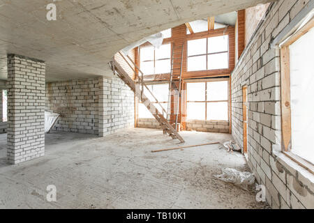 Chambre combiné de poutre de bois de sciage et de briques. Le premier étage de la maison. La révision et la reconstruction. Maison ou appartement est en construction Banque D'Images