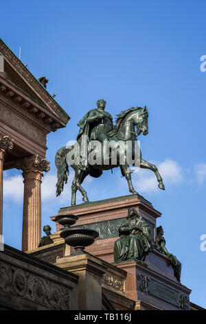 Une statue équestre de Frédéric Guillaume IV en face de la Alte Nationalgalerie (ancienne Galerie Nationale) sur l'île des musées à Berlin, Allemagne. Banque D'Images