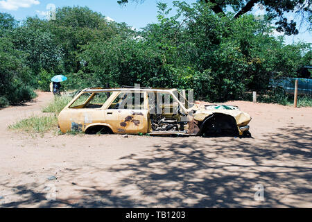 Épave et voiture abandonnée à Nairobi, Kenya, Afrique désert Banque D'Images