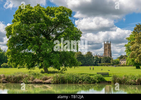 L'Abbaye d'un fantastique espace vert dans le centre de Cirencester dans le Gloucestershire. Les motifs contiennent le site de St Mary's Abbey whi Banque D'Images