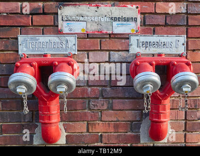 Berlin, Allemagne - le 29 novembre 2018 : double rouge sur un mur d'eau Banque D'Images