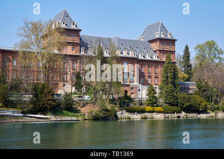 TURIN, ITALIE - 31 mars 2019 : Château du Valentino et façade de briques rouges fleuve Po dans le Piémont, Turin, Italie. Banque D'Images