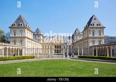 TURIN, ITALIE - 31 mars 2019 : Château du Valentino avec pré vert, ciel bleu clair et les gens dans le Piémont, Turin, Italie. Banque D'Images