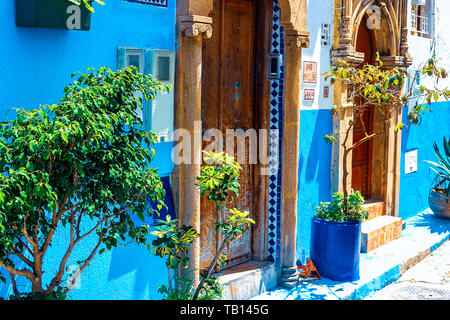 Rue bleu et blanc dans la Kasbah de l'Udayas à Rabat Maroc, l'Afrique Banque D'Images