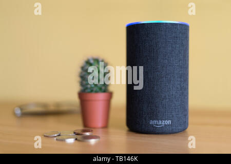 2017 La libération d'un fusain Amazon Echo (2e génération) smart speaker et d'assistant personnel Alexa tourné dans un environnement d'accueil. Banque D'Images