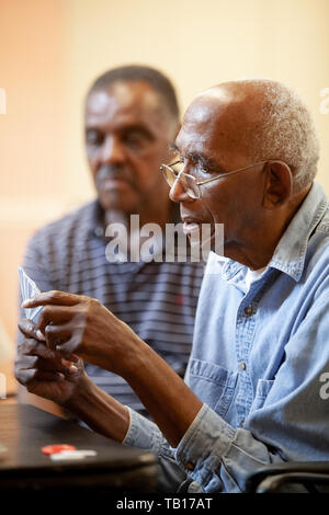 African American seniors jeux de cartes chez un senior centre de Ardmore PA Banque D'Images
