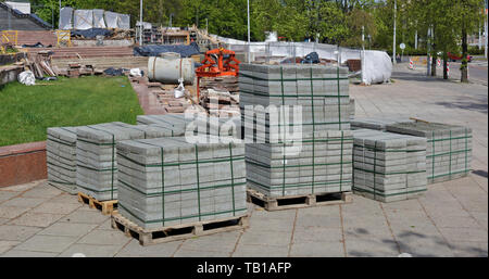 Des tas de nouvelles dalles de béton sur des palettes en bois. Site de construction en vieille ville balte Européen Banque D'Images