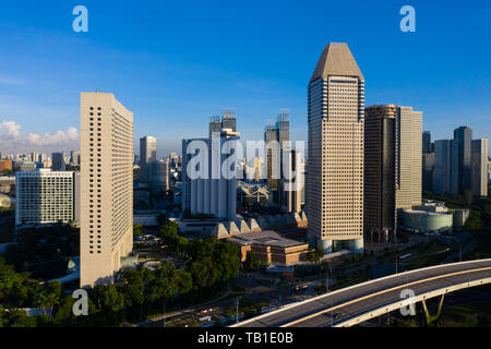 Vue aérienne du ciel bleu météo dans la matinée à Raffles Ave, entouré de divers hôtels et bâtiments commerciaux, Singapour. Banque D'Images