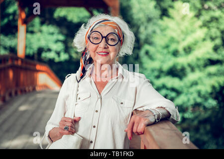 Face portrait de vieille dame tenant un sac dans les mains Banque D'Images