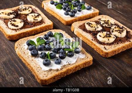 Délicieux sandwich ouvert avec du chocolat et de la banane Banque D'Images