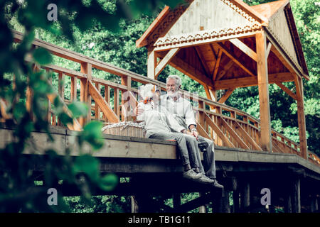 Aimer une femme et un homme âgés se regardant tendrement Banque D'Images