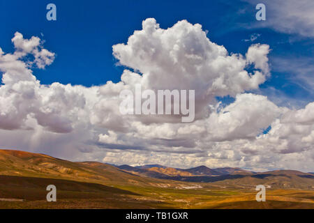 Vallées des Andes avec opacification basse Banque D'Images