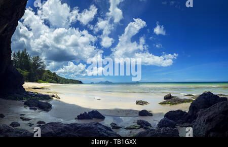 pierres colorées et sable fin blanc corail plage art de Décoration naturelle voyage incroyable Asie Krabi Thaïlande Banque D'Images