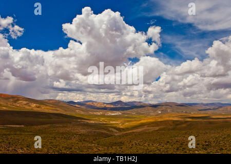 Vallées des Andes avec opacification basse Banque D'Images