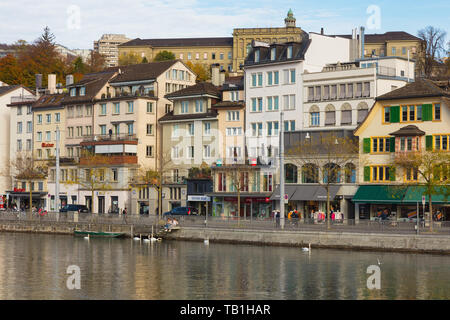 Zurich, Suisse - 25 octobre 2017 : immeubles de la partie historique de la ville de Zurich le long de la rivière Limmat, les gens sur la digue de la r Banque D'Images