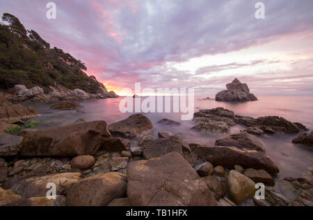 La cala dels frales à lloret de mar au lever du soleil, Espagne Banque D'Images