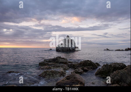 La cala dels frales à lloret de mar au lever du soleil, Espagne Banque D'Images