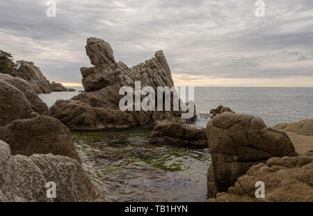 La cala dels frales à lloret de mar au lever du soleil, Espagne Banque D'Images