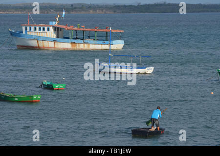 La flotte de pêche artisanale à Gibara, Cuba sud port Banque D'Images