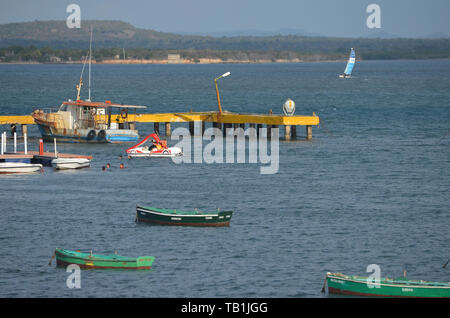 La flotte de pêche artisanale à Gibara, Cuba sud port Banque D'Images