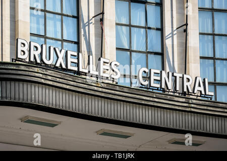 Bruxelles Central, le nom anglais de la gare centrale, s'affiche en lettres blanches sur la façade au-dessus de l'entrée principale. Banque D'Images