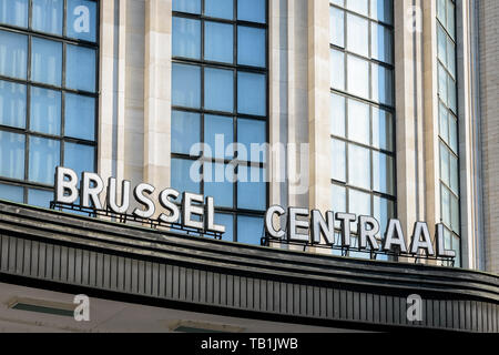 Brussel CENTRAAL, le nom néerlandais de la gare centrale, s'affiche en lettres blanches sur la façade au-dessus de l'entrée principale. Banque D'Images