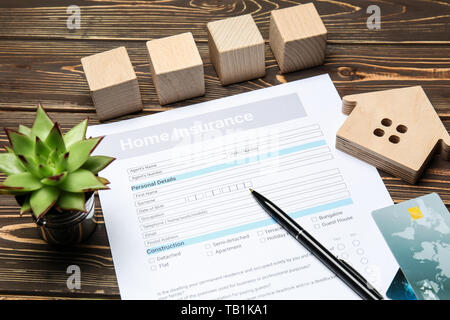 Home Formulaire d'assurance sur la table en bois Banque D'Images