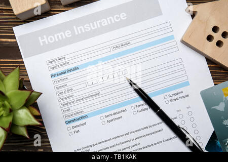 Home Formulaire d'assurance sur la table en bois Banque D'Images