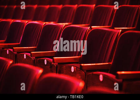 Auditorium avec sièges, chaises en couleur par des projecteurs de l'auditorium Banque D'Images