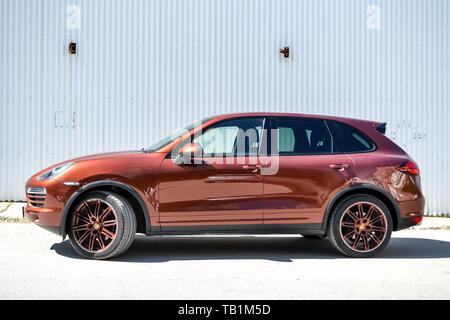 Novosibirsk, Russie - 05,29.2019 : vue latérale avec tourné la roue de la Porsche Cayenne 958 2013 de couleur brune après nettoyage avant de vendre à un été ensoleillé Banque D'Images