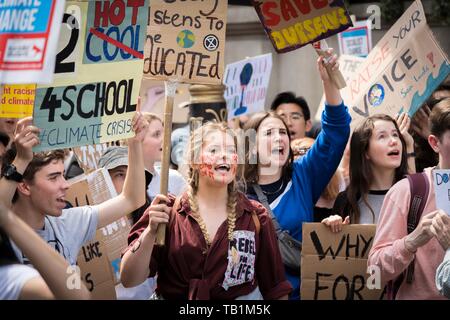 Londres, Royaume-Uni. 24 mai, 2019. La deuxième édition annuelle du Global Strike 4 Climat. Également connu sous le nom de vendredi pour l'avenir de l'école et de grève pour le climat. Le Parlement Sqr. Banque D'Images