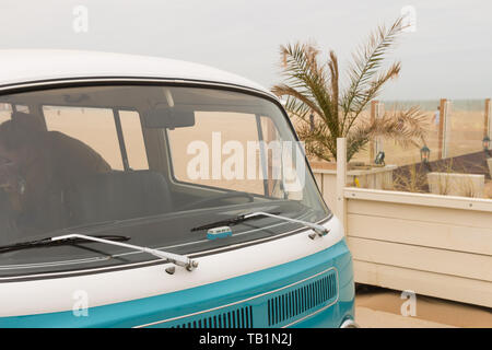 La Haye, Pays-Bas - le 26 mai 2019 : classic vw kombi van stationné à l'air cooled motor show à Scheveningen Beach Banque D'Images