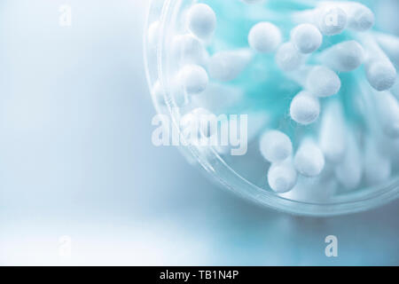 Close-up de tampons de coton dans le récipient sur fond blanc. Banque D'Images