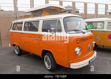 Scheveningen, La Haye, Pays-Bas - le 26 mai 2019 : 1960s style VW Transporter camping-Kombi stationné à Scheveningen Beach Banque D'Images