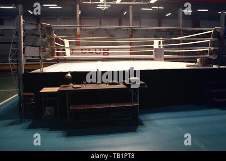Une configuration vide ring de boxe dans une petite salle de sport pour le tournage d'un film Banque D'Images