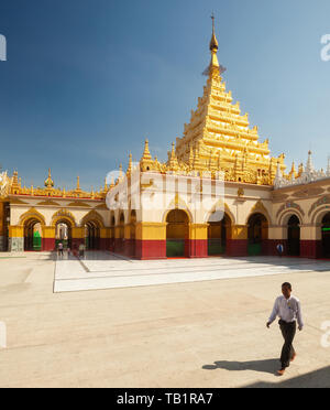 Promenades à travers l'homme et la cour de la pagode d'or à Paya Mahamuni Mandalay, Myanmar, temple Banque D'Images