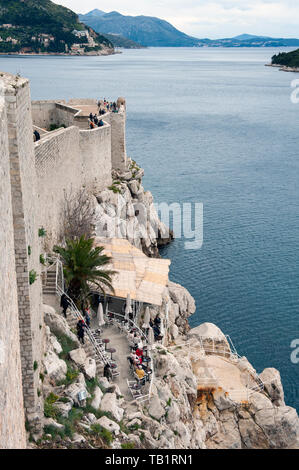 Un café sur les remparts de la vieille ville de Dubrovnik, une citadelle du xvie siècle et haut lieu touristique sur la mer Adriatique. Banque D'Images