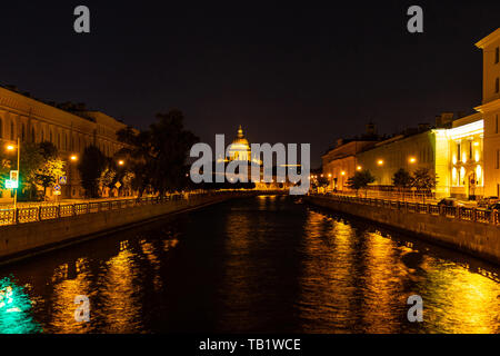 Belle Vue de nuit sur la rivière Moïka et bâtiments historiques de l'Potseluev bridge, Saint Petersburg, Russie Banque D'Images