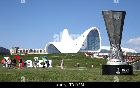 Une vue générale de la statue de l'UEFA Europa League à l'extérieur de la Fondation Heydar Aliyev Centre avant la finale de l'UEFA Europa League au Stade Olympique, Baku, Azerbaïdjan. Banque D'Images