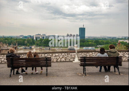 Surplombant Belgrade et la confluence de la Save et du Danube depuis la citadelle de Kalemegdan. Banque D'Images