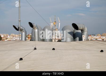 Les conduits de ventilation sur le toit de la Metropol Parasol à Séville, Espagne, le 2 avril 2019. Banque D'Images