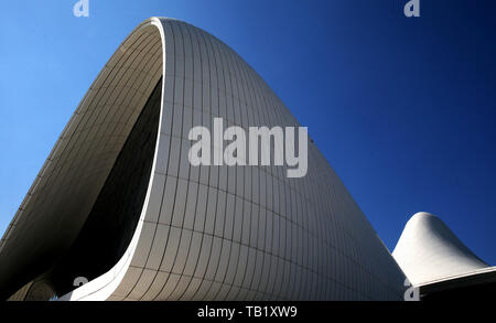 Une vue générale de la Fondation Heydar Aliyev Centre avant la finale de l'UEFA Europa League au Stade Olympique, Baku, Azerbaïdjan. Banque D'Images