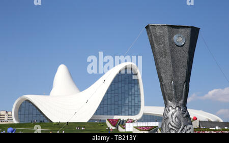 Une vue générale de la statue de l'UEFA Europa League à l'extérieur de la Fondation Heydar Aliyev Centre avant la finale de l'UEFA Europa League au Stade Olympique, Baku, Azerbaïdjan. Banque D'Images