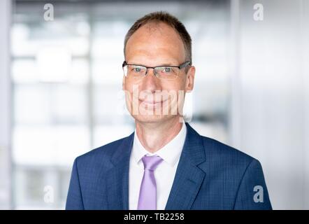 Berlin, Allemagne. 29 mai, 2019. Michael Lohscheller, Directeur général d'Opel Automobile GmbH, regarde vers l'appareil photo du photographe en marge d'une entrevue. Credit : Kay Nietfeld/dpa/Alamy Live News Banque D'Images